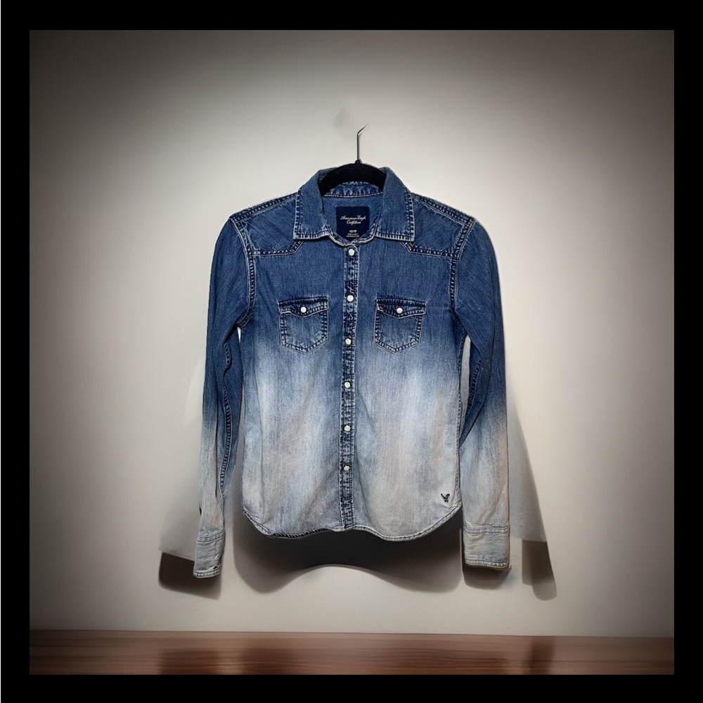 AMERICAN EAGLE OUTFITTERS DENIM BLUE OMBRE WASH JACKET. SIZE XS